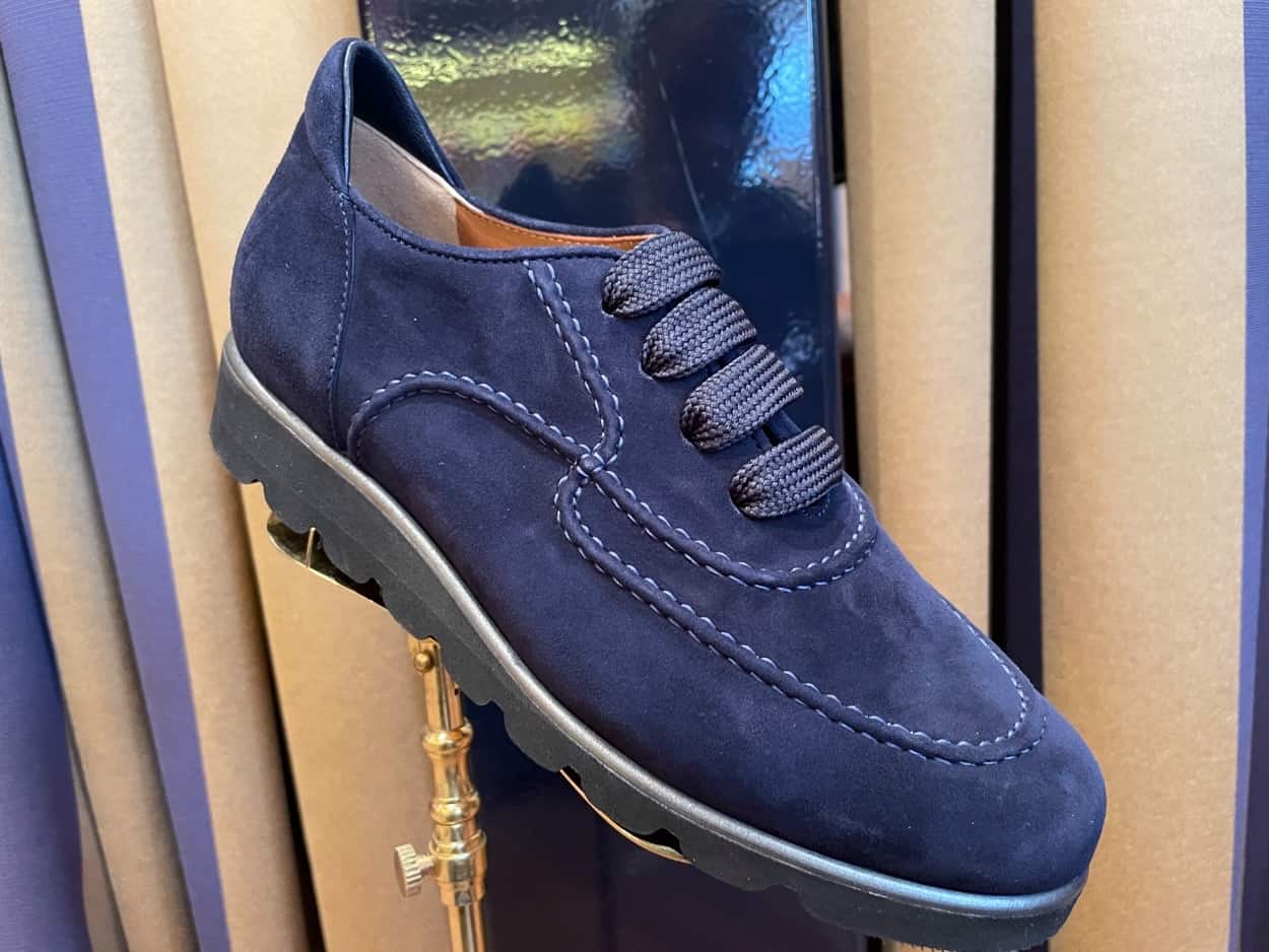 Luxe gympen laren verkrijgbaar bij damesmode Modici Laren. Op maat en kleur gemaakt Luxe gympen laren verkrijgbaar bij damesmode Modici Laren. Op maat en kleur gemaakt