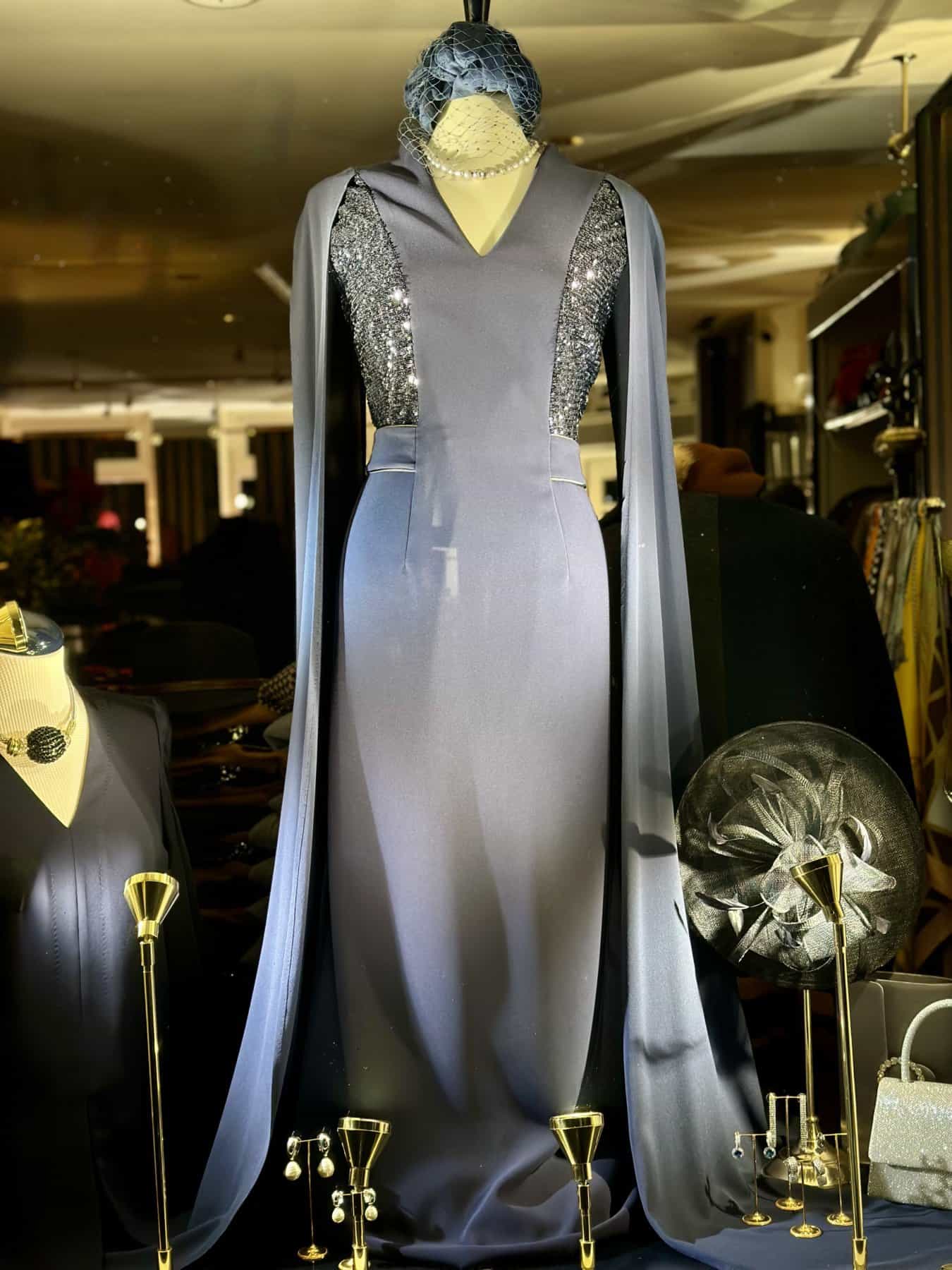 Avond Japon Donkerblauw Ook In Grote Maten Verkrijgbaar avondkleding is verkrijgbaar bij damesmode Modici in laren