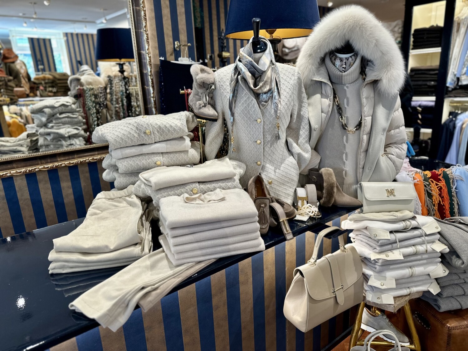 Luxe witte winterkleding en accessoires bij Modici, stijlvolle damesmode voor elke gelegenheid.