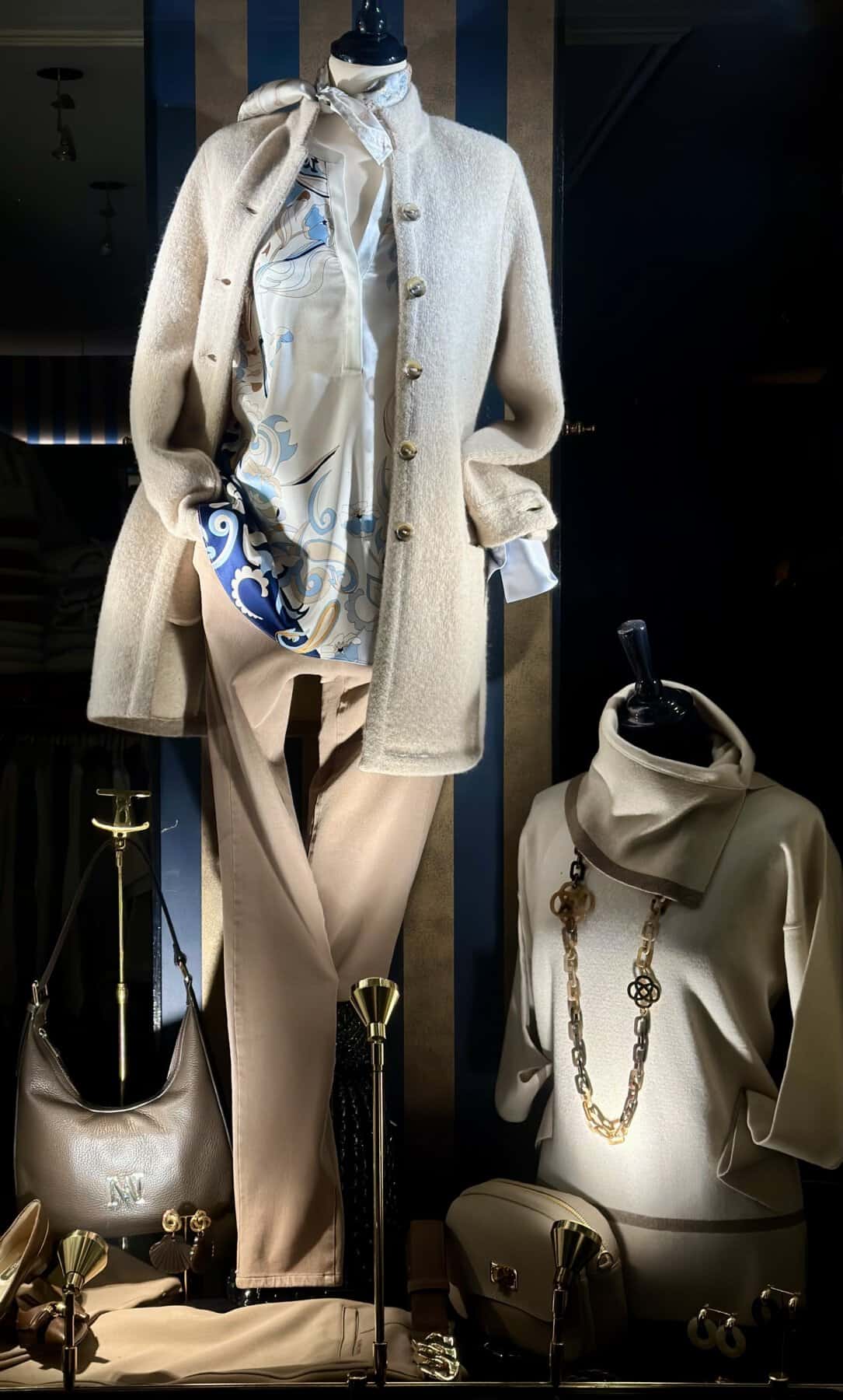 Beige Witervest Met Zijden Bloese En Beige Seductive Pantalon