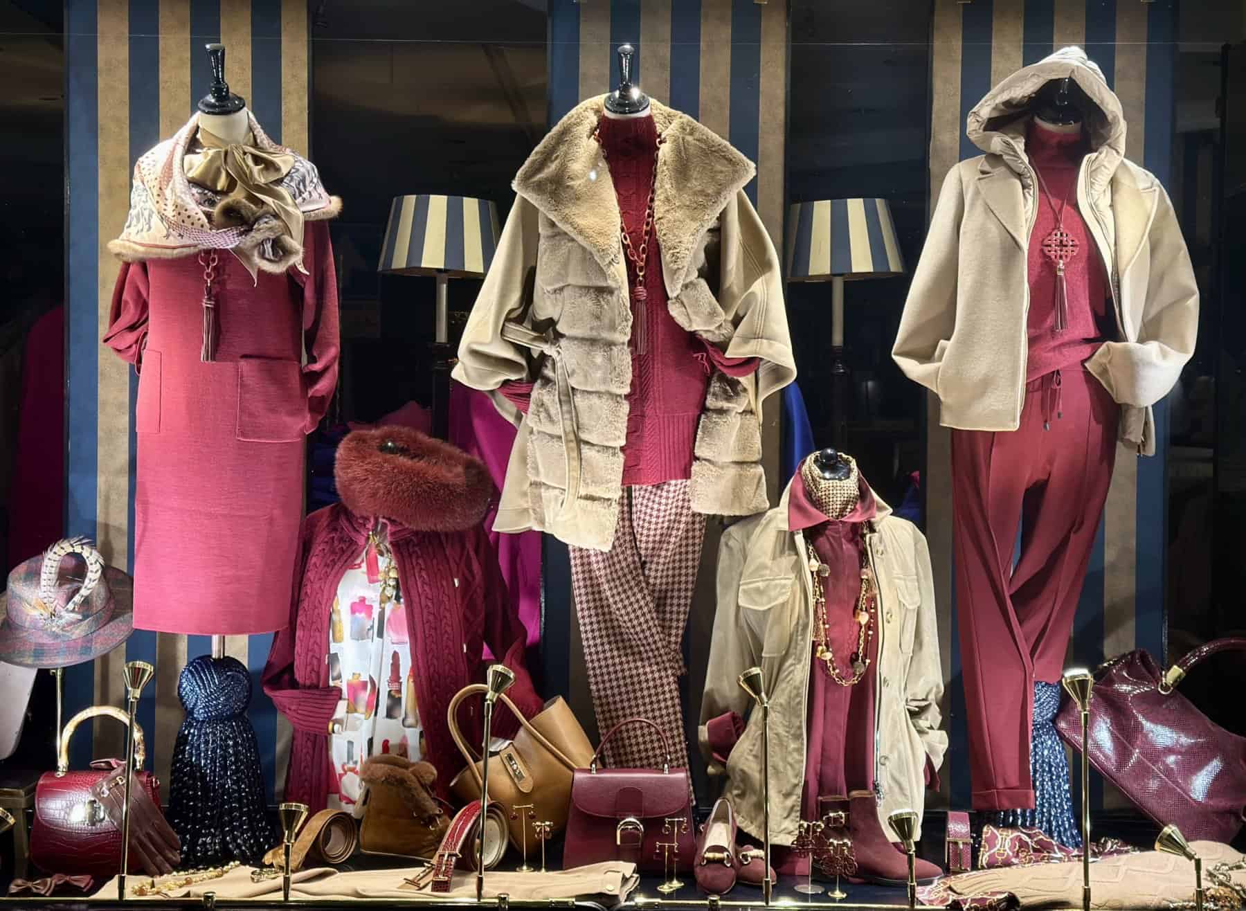 Elegante display van dameskleding en accessoires in warme kleuren voor de herfstwinter collecties.