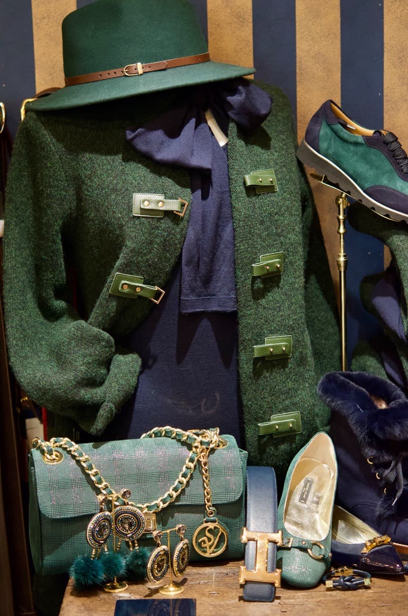 Nino Colombo is verkrijgbaar bij Modici Laren, laren, bm damesschoenen, katharina von braun, damesmode, bm comfortabel, michele mode, loro piana, escada mode, michele broeken, stizzoli mode, katharina v braun, barbara kessels mode, le tricot perugia, barbara kessels, maison common, Luxe merken, liola mode, nvsco, exclusieve damesmode, rolf schulte, thomas rath, dameskleding, stizzoli, seductive mode, gelegenheidskleding, feestkleding