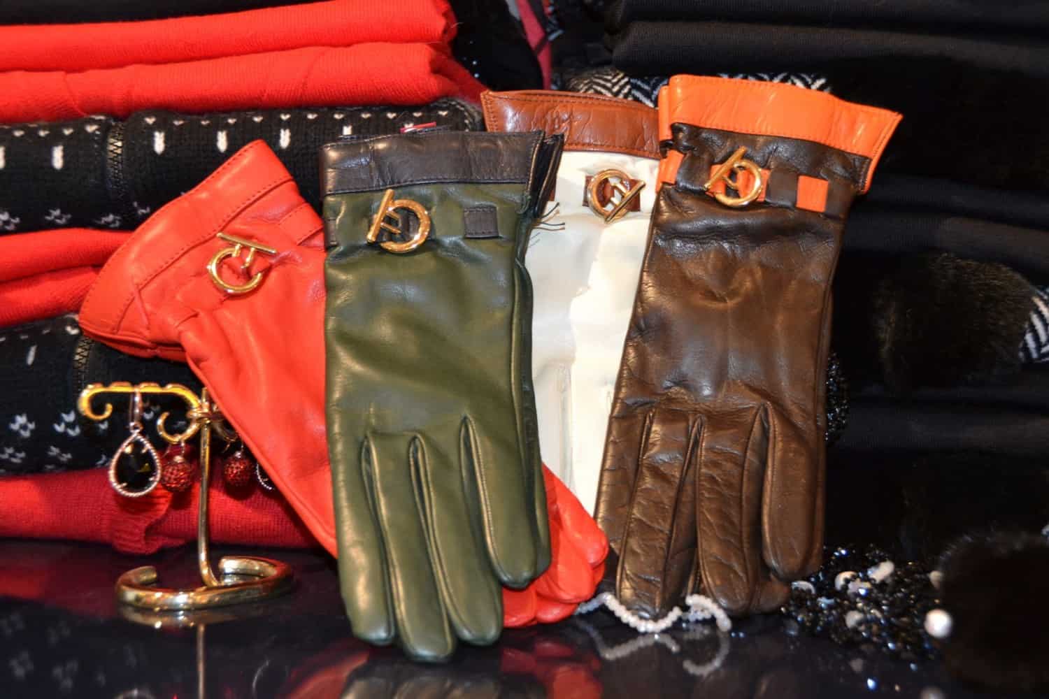 Luxe leren of bont dameshandschoenen bij Modici in Laren in het Gooi Luxe leren of bont dameshandschoenen bij Modici in Laren in het Gooi