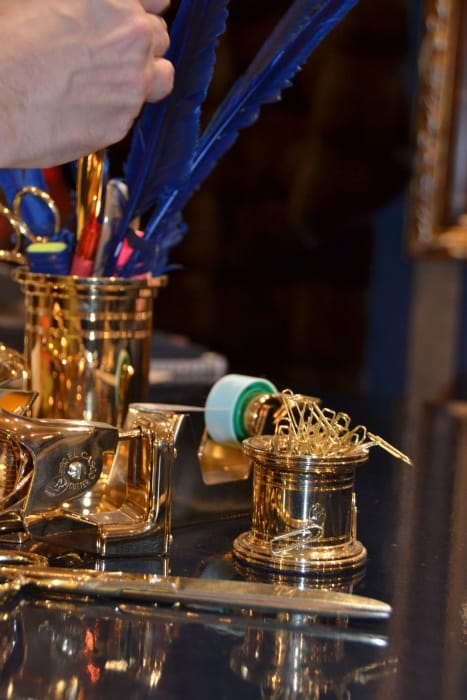 Exclusieve vergulde bureau accessoires bij Modici in Laren in het Gooi Exclusieve vergulde bureau accessoires bij Modici in Laren in het Gooi