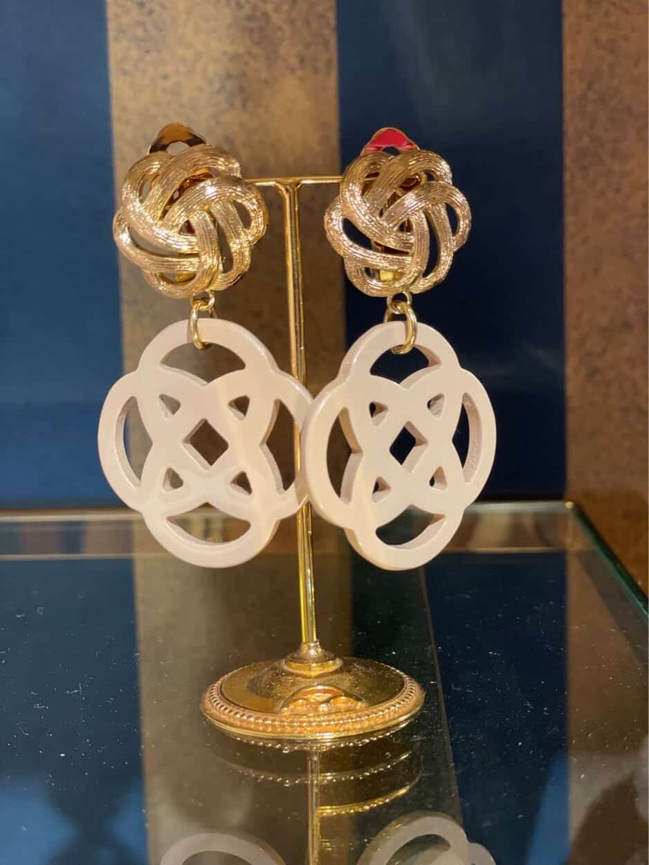 Luxe sieraden en bijouterie bij Modici damesmode in Laren (Nh) Luxe sieraden en bijouterie bij Modici damesmode in Laren (Nh)