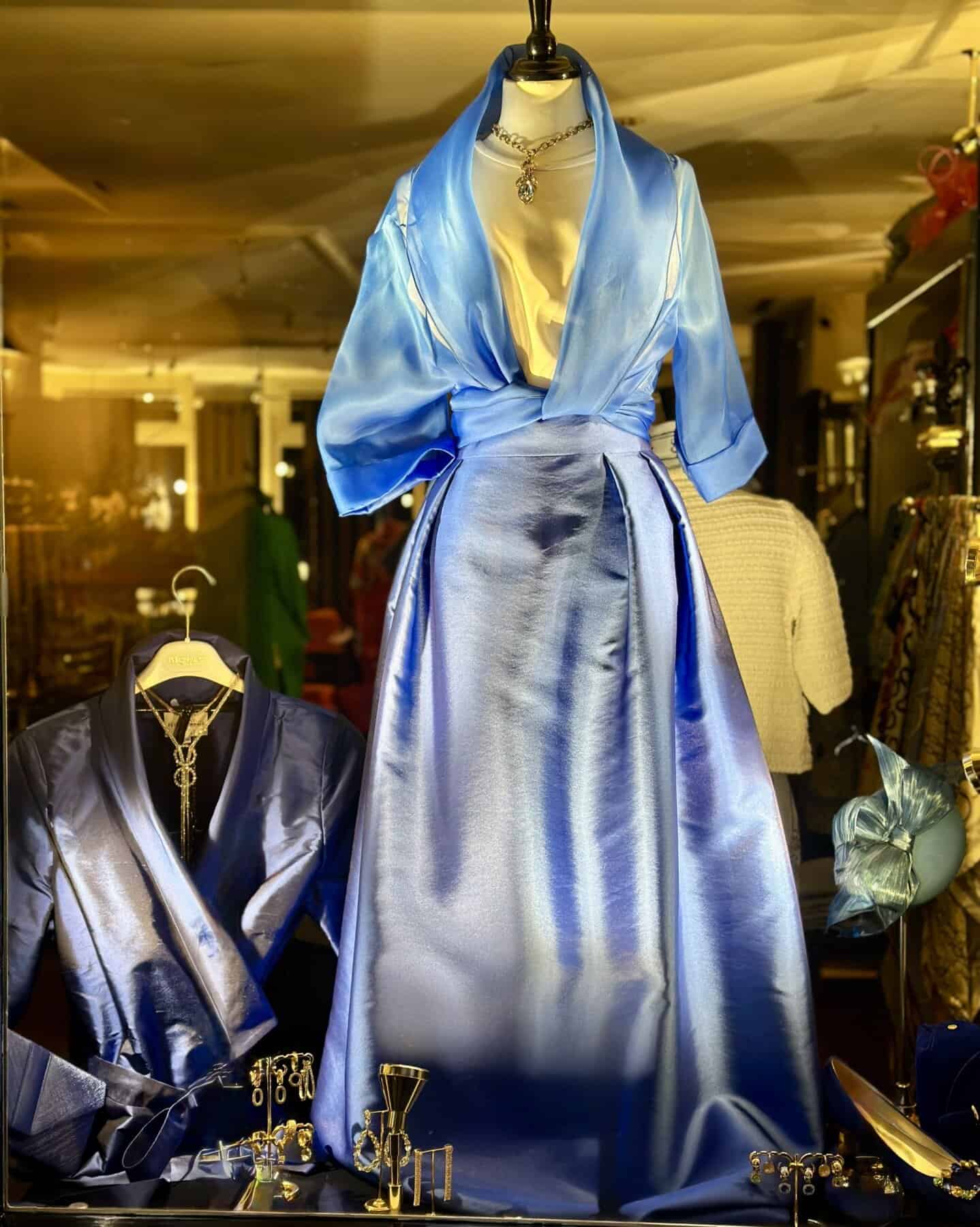 Feestelijke Japon Bleu gelegenheids kleding in groten maten verkrijgbaar bij modici laren