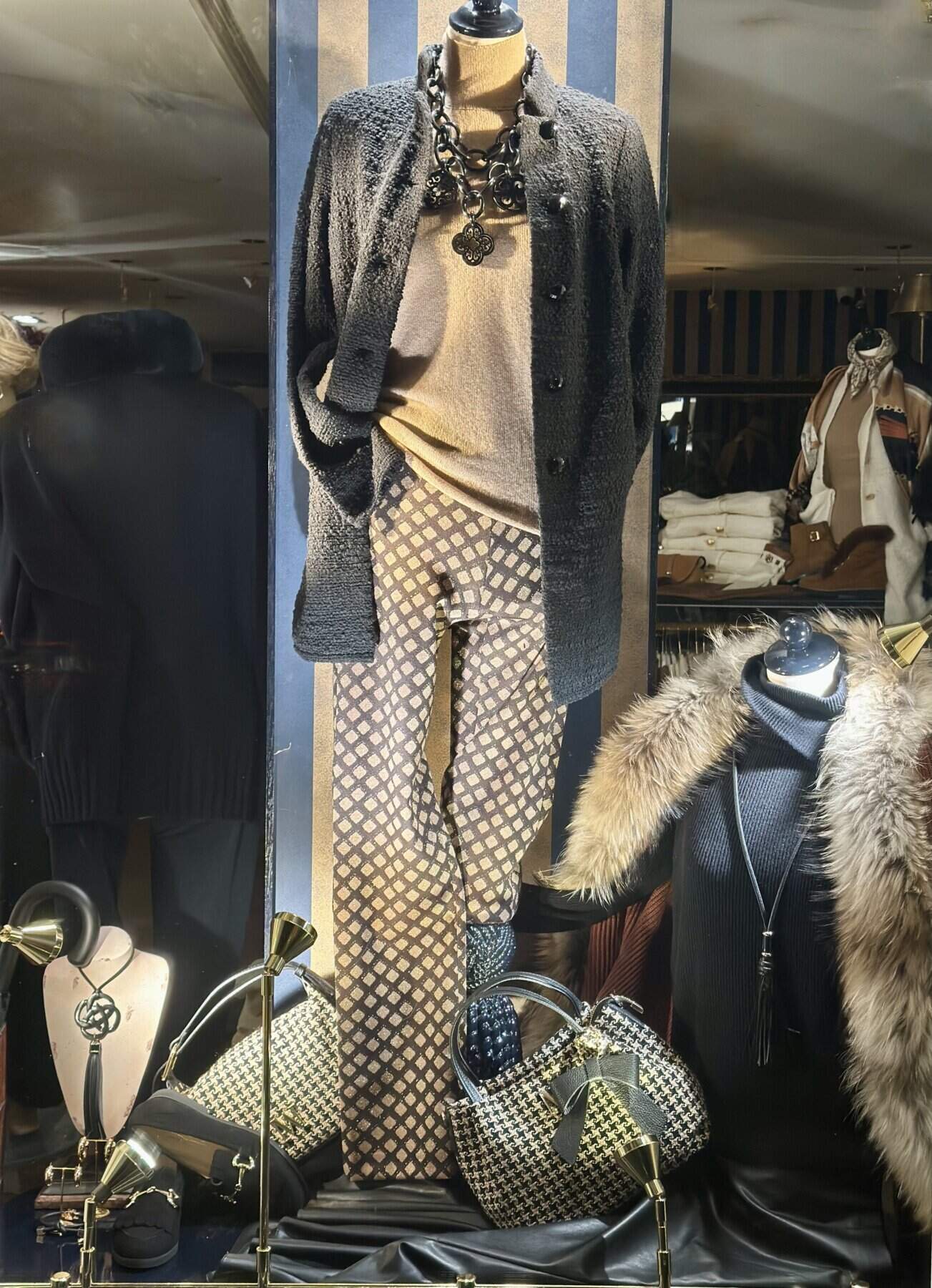 Modici herfst en winter damesmode display met trendy jassen en jasjes, accessoires en modieuze kledingstukken.