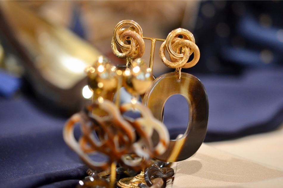 shawls en lammy coats. Ook grote maten., avondjurk, mooie hoeden, avondjapon, schoenen, gelegenheidshoeden, gala, hoeden, hoed dames bruiloft, avond, feestelijke hoed, tassen, bruidsmoeder hoeden, accessoires, bruidsmoeder hoed, Damesmodewinkel Modici in Laren biedt luxe merken, chique hoeden, exclusieve hoeden, gelegenheidskleding feestelijke hoed, avond, bruidsmoeder hoeden, tassen, bruidsmoeder hoed, accessoires, chique hoeden, Damesmodewinkel Modici in Laren biedt luxe merken, exclusieve hoeden, gelegenheidskleding, avondjurk, mooie hoeden, shawls en lammy coats. Ook grote maten., schoenen, gelegenheidshoeden, avondjapon, hoeden, hoed dames bruiloft, gala