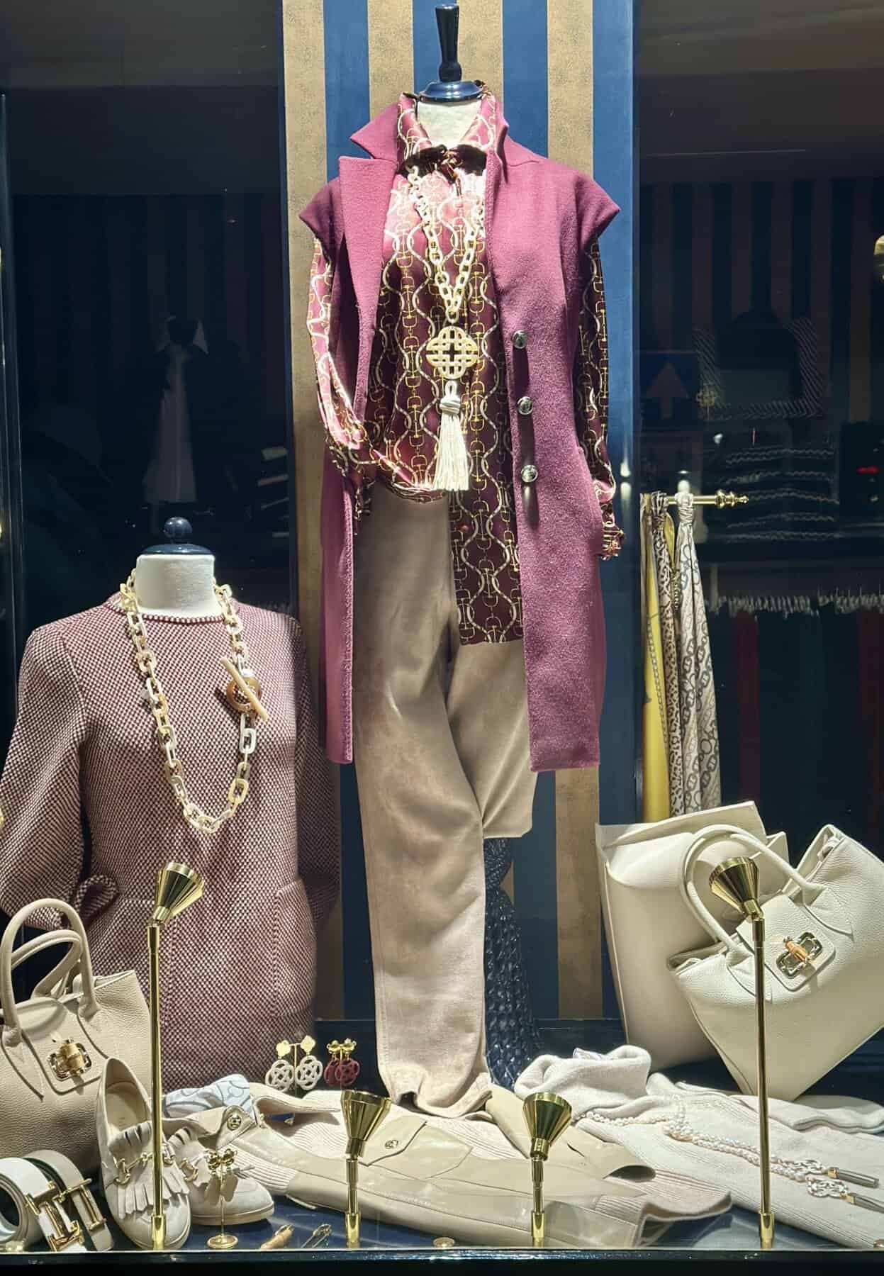 Luxueuze modieuze kledingstukken en accessoires in etalage, ideaal voor fashionliefhebbers en trendszetters.