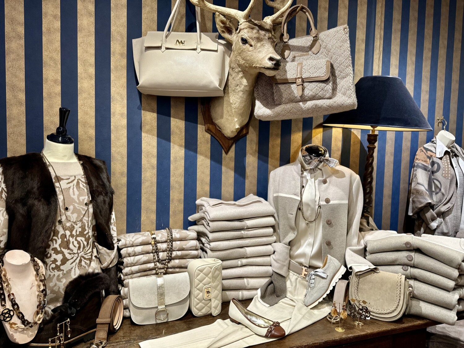 Luxe kleding en accessoires voor dames in een boetiek met ook in groten maten verkrijgbaar