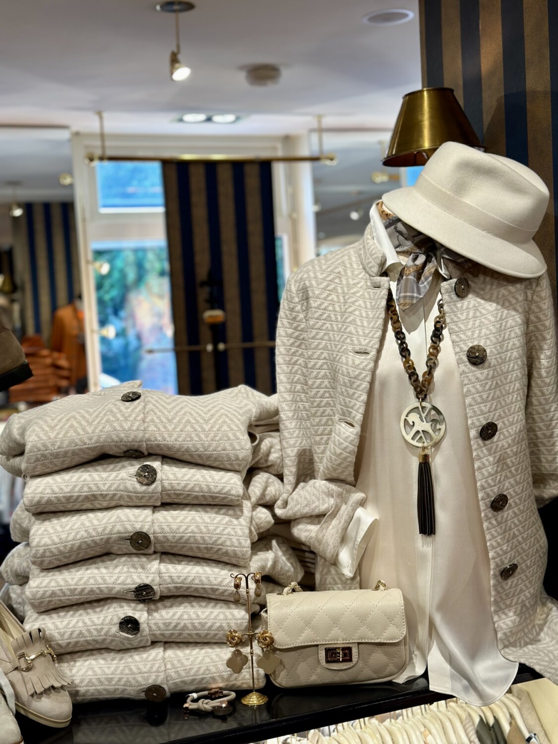 beige visgraat vest van foresti ook in grote maten verkrijgbaar