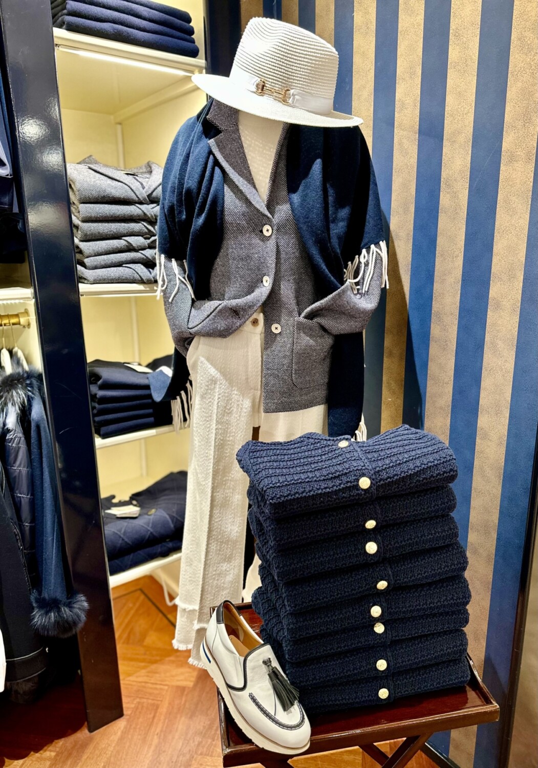 vesten in grote maten verkrijgbaar bij Modici Laren