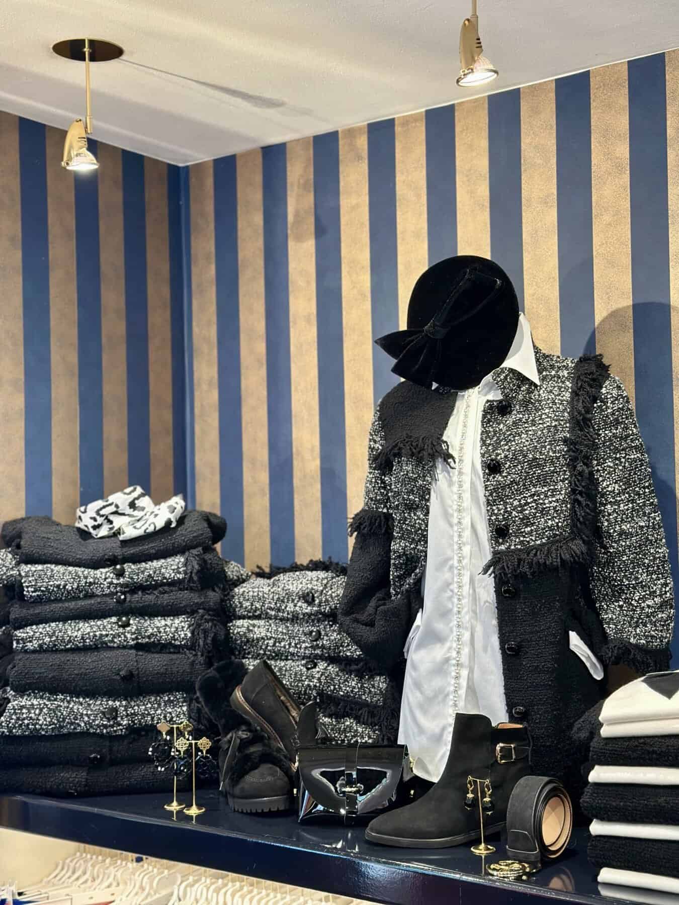 Chanel stof vest foresti Elegant dameskleding en accessoires in een winkeldisplay met luxe texturen en stijlen.