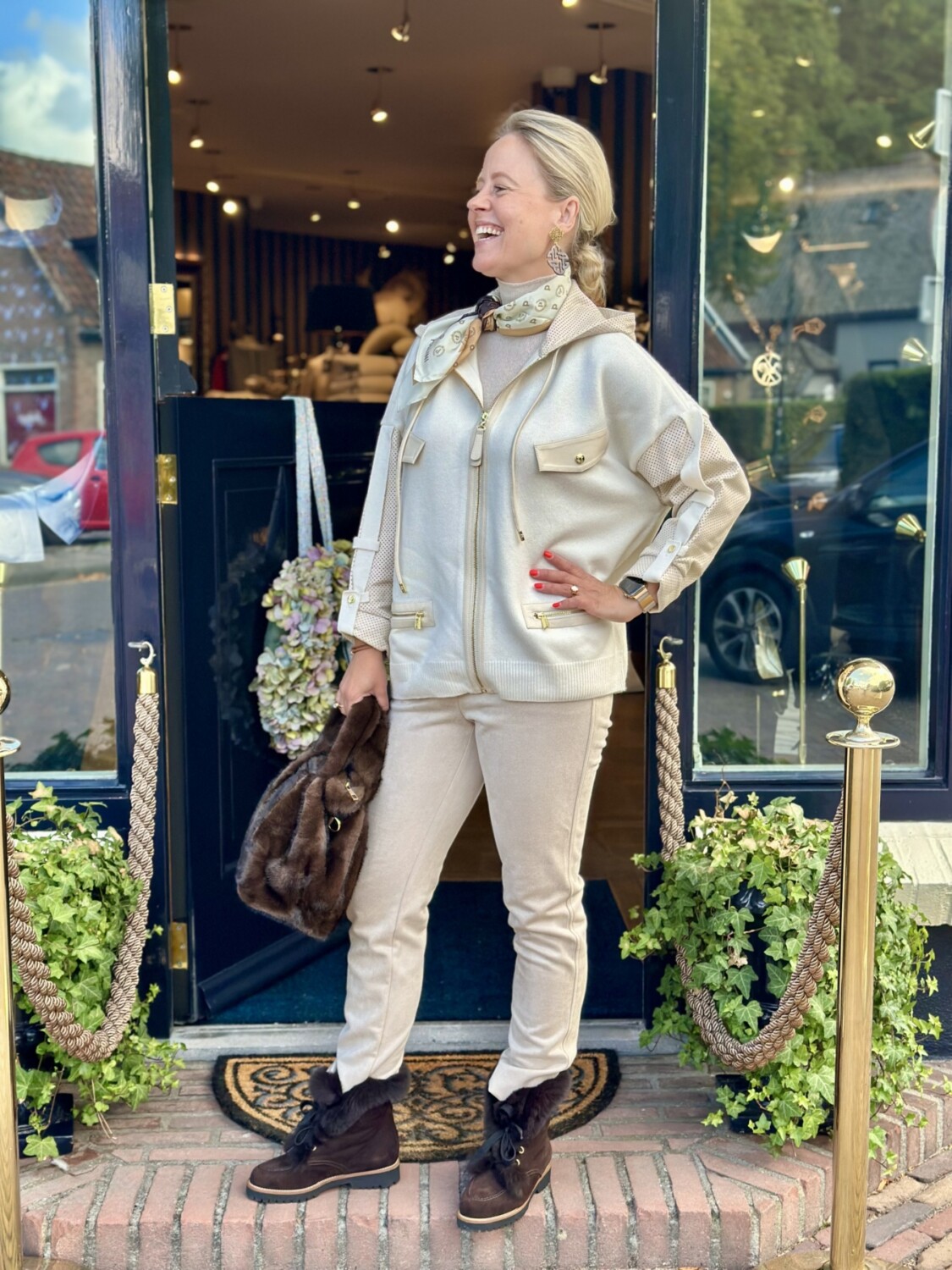 Lichte beige outfit met zijden scarf voor vrouwen, stijlvolle herfstmode, casual en elegant.