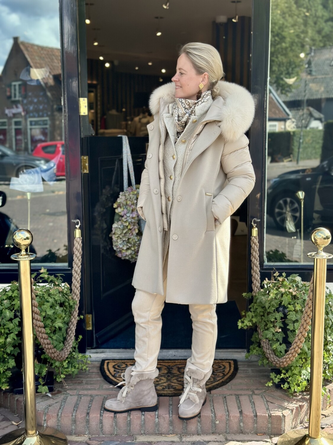 Luxueuze winterjas met bontkraag, stijlvolle outfit voor koude dagen.
