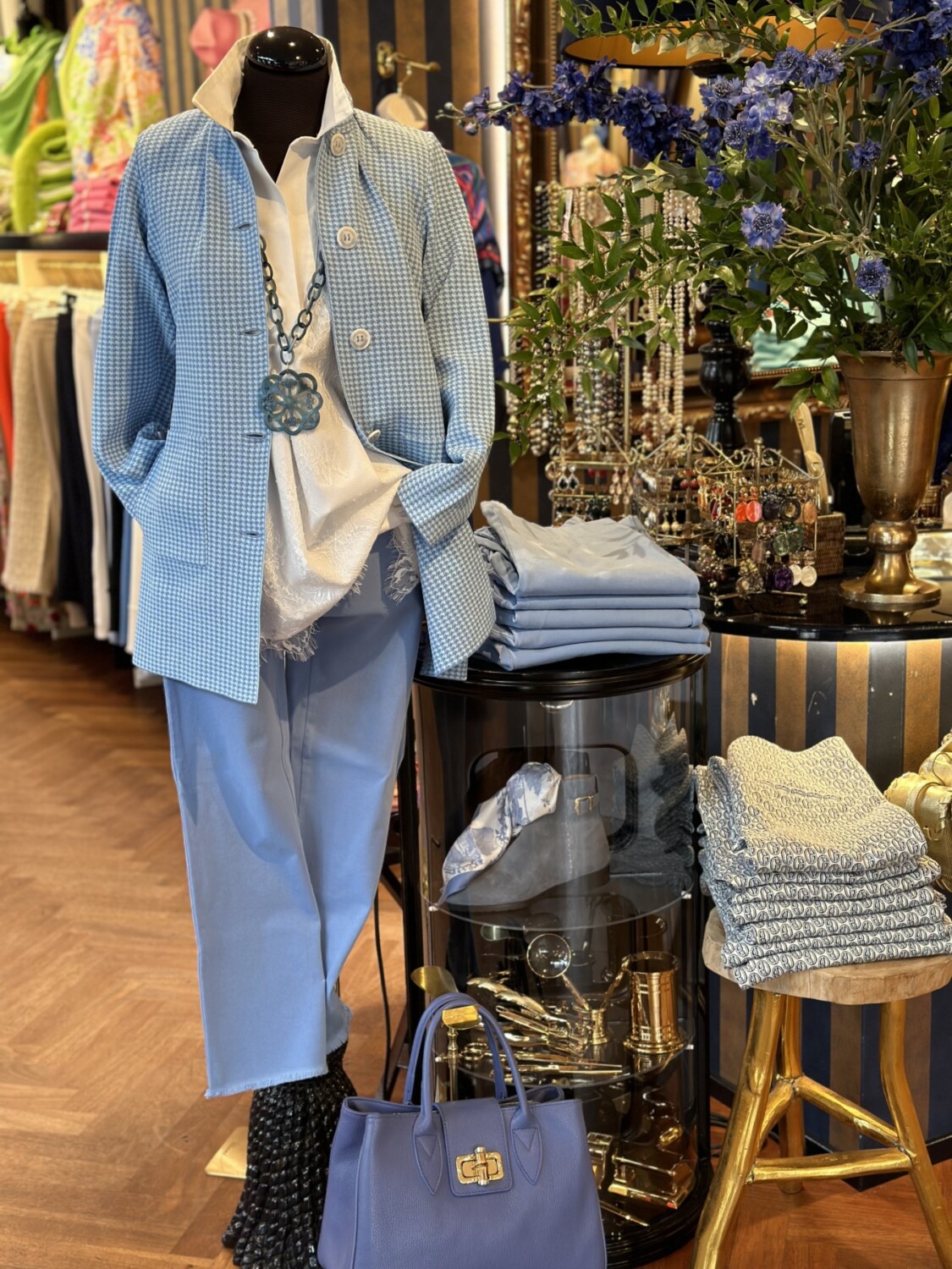 bleu vest ook in groten maten verkrijgbaar bij Modici Laren