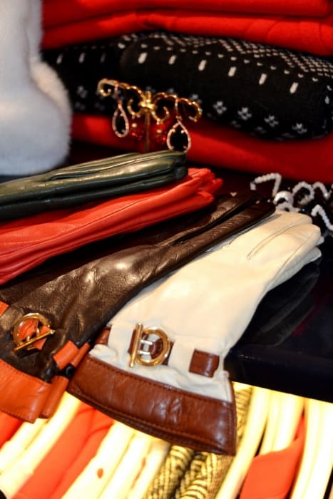 Luxe leren of bont dameshandschoenen bij Modici in Laren in het Gooi Luxe leren of bont dameshandschoenen bij Modici in Laren in het Gooi