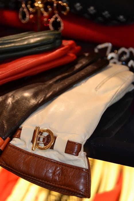 Luxe leren of bont dameshandschoenen bij Modici in Laren in het Gooi Luxe leren of bont dameshandschoenen bij Modici in Laren in het Gooi