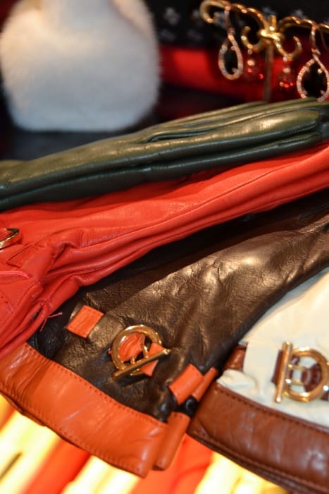 Luxe leren of bont dameshandschoenen bij Modici in Laren in het Gooi Luxe leren of bont dameshandschoenen bij Modici in Laren in het Gooi