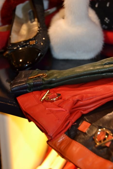 Luxe leren of bont dameshandschoenen bij Modici in Laren in het Gooi Luxe leren of bont dameshandschoenen bij Modici in Laren in het Gooi