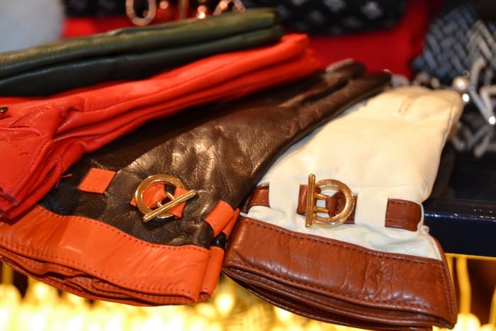 Luxe leren of bont dameshandschoenen bij Modici in Laren in het Gooi Luxe leren of bont dameshandschoenen bij Modici in Laren in het Gooi