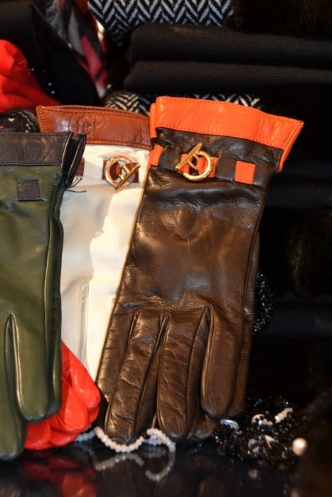 Luxe leren of bont dameshandschoenen bij Modici in Laren in het Gooi Luxe leren of bont dameshandschoenen bij Modici in Laren in het Gooi