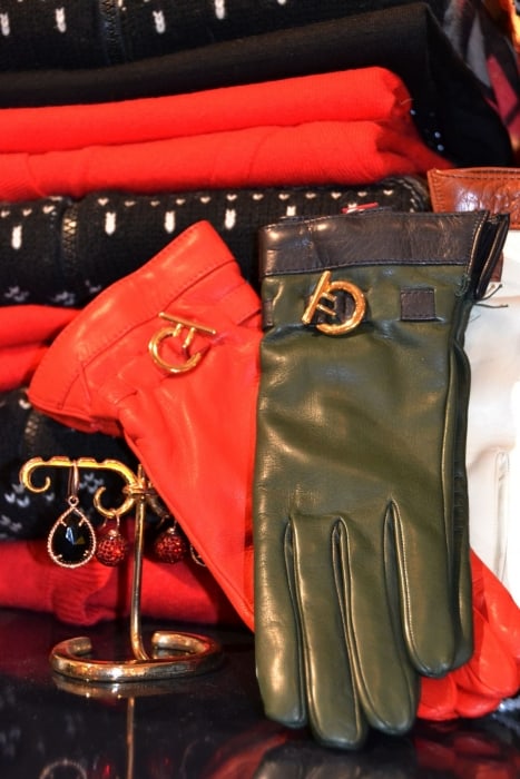 Luxe leren of bont dameshandschoenen bij Modici in Laren in het Gooi Luxe leren of bont dameshandschoenen bij Modici in Laren in het Gooi