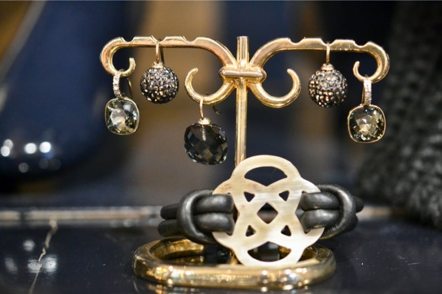 Luxe sieraden en bijouterie bij Modici damesmode in Laren (Nh) Luxe sieraden en bijouterie bij Modici damesmode in Laren (Nh)