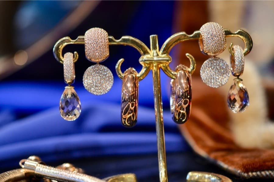 Luxe sieraden en bijouterie bij Modici damesmode in Laren (Nh) Luxe sieraden en bijouterie bij Modici damesmode in Laren (Nh)