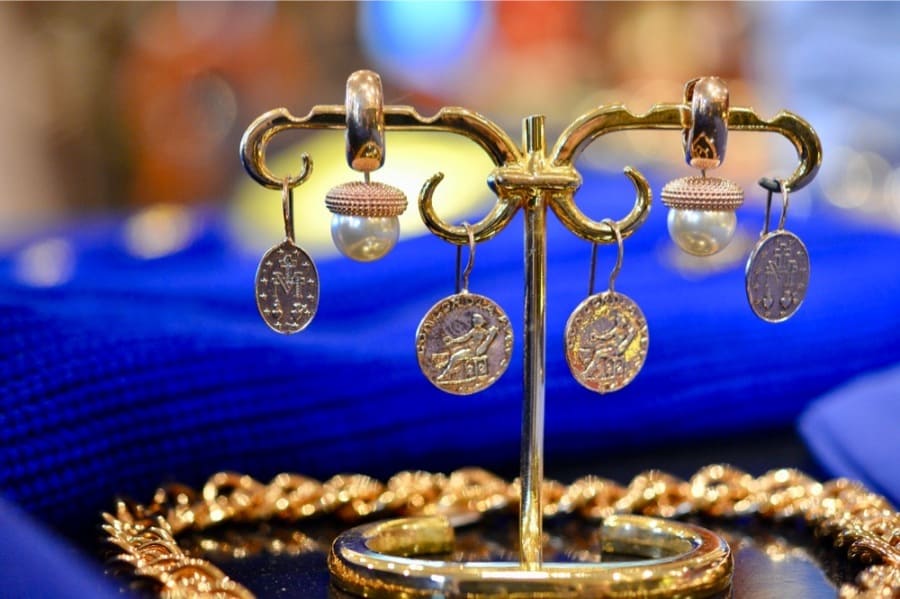 Luxe sieraden en bijouterie bij Modici damesmode in Laren (Nh) Luxe sieraden en bijouterie bij Modici damesmode in Laren (Nh)