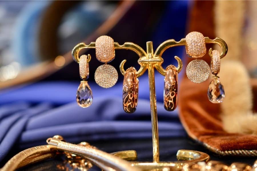 Luxe sieraden en bijouterie bij Modici damesmode in Laren (Nh) Luxe sieraden en bijouterie bij Modici damesmode in Laren (Nh)