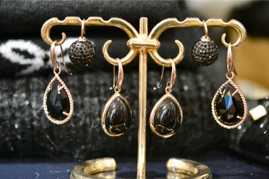 Luxe sieraden en bijouterie bij Modici damesmode in Laren (Nh) Luxe sieraden en bijouterie bij Modici damesmode in Laren (Nh)