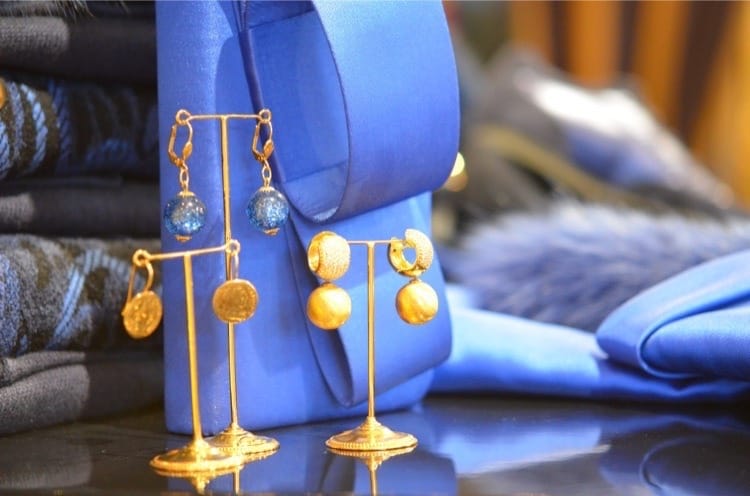 Luxe sieraden en bijouterie bij Modici damesmode in Laren (Nh),feestelijke hoed, avond, bruidsmoeder hoeden, tassen, bruidsmoeder hoed, accessoires, chique hoeden, Damesmodewinkel Modici in Laren biedt luxe merken, exclusieve hoeden, gelegenheidskleding, avondjurk, mooie hoeden, shawls en lammy coats. Ook grote maten., schoenen, gelegenheidshoeden, avondjapon, hoeden, hoed dames bruiloft, gala Luxe sieraden en bijouterie bij Modici damesmode in Laren (Nh)