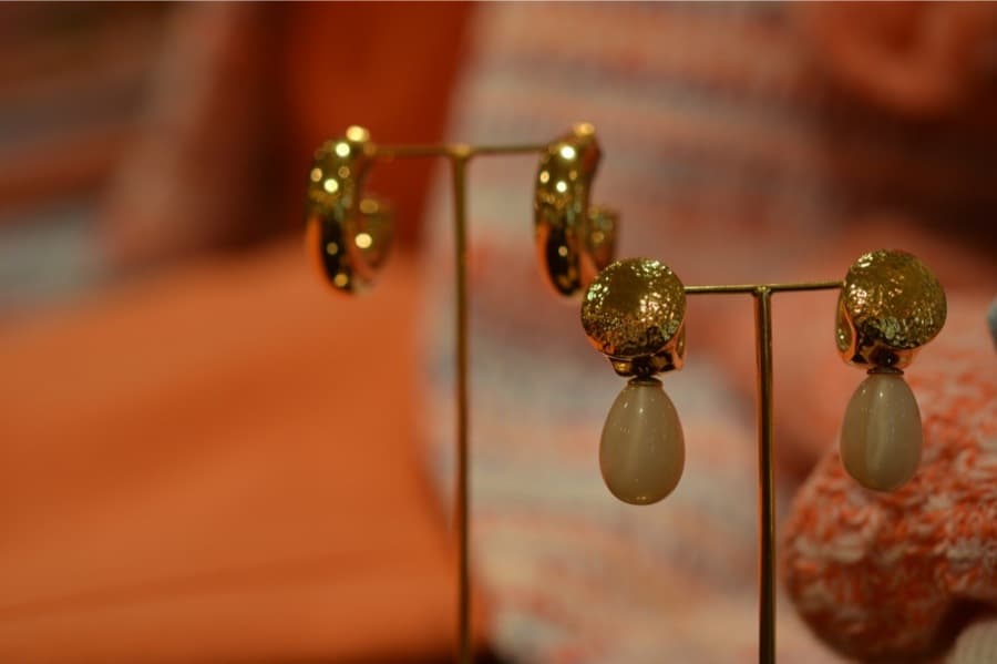 Luxe sieraden en bijouterie bij Modici damesmode in Laren (Nh) Luxe sieraden en bijouterie bij Modici damesmode in Laren (Nh)