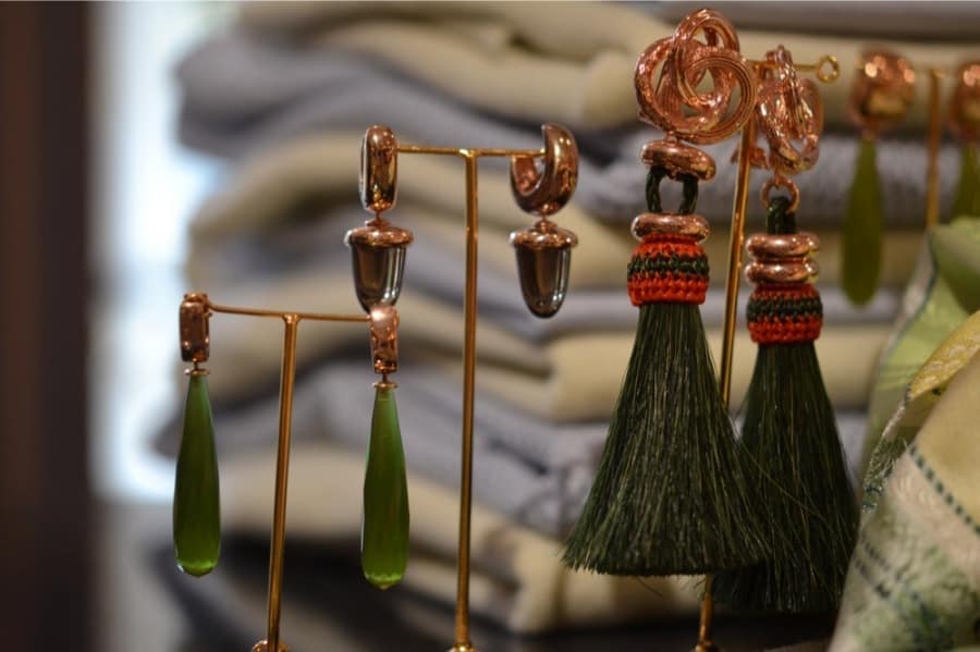 Luxe sieraden en bijouterie bij Modici damesmode in Laren (Nh) Luxe sieraden en bijouterie bij Modici damesmode in Laren (Nh)