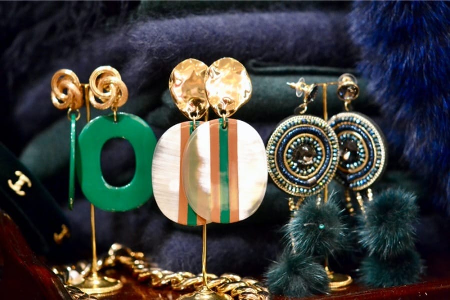 Luxe sieraden en bijouterie bij Modici damesmode in Laren (Nh) Luxe sieraden en bijouterie bij Modici damesmode in Laren (Nh)