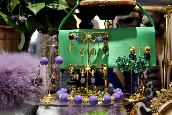 Luxe sieraden en bijouterie bij Modici damesmode in Laren (Nh) Luxe sieraden en bijouterie bij Modici damesmode in Laren (Nh)