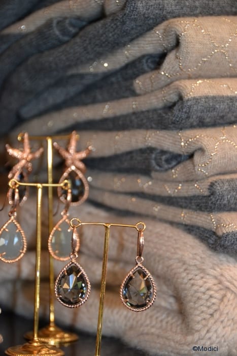 Luxe sieraden en bijouterie bij Modici damesmode in Laren (Nh) Luxe sieraden en bijouterie bij Modici damesmode in Laren (Nh)