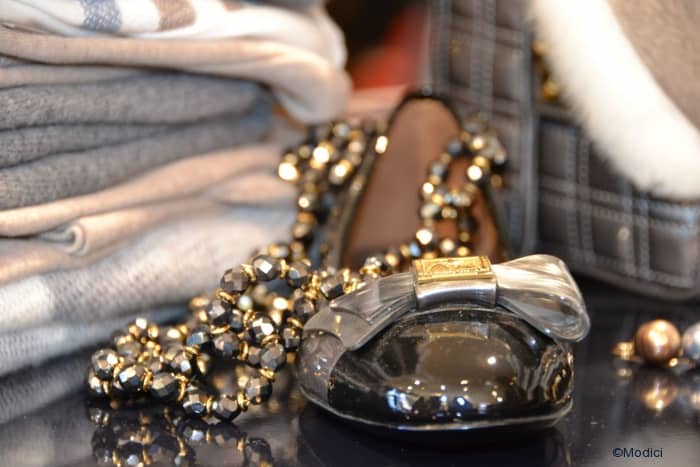 Luxe sieraden en bijouterie bij Modici damesmode in Laren (Nh) Luxe sieraden en bijouterie bij Modici damesmode in Laren (Nh)