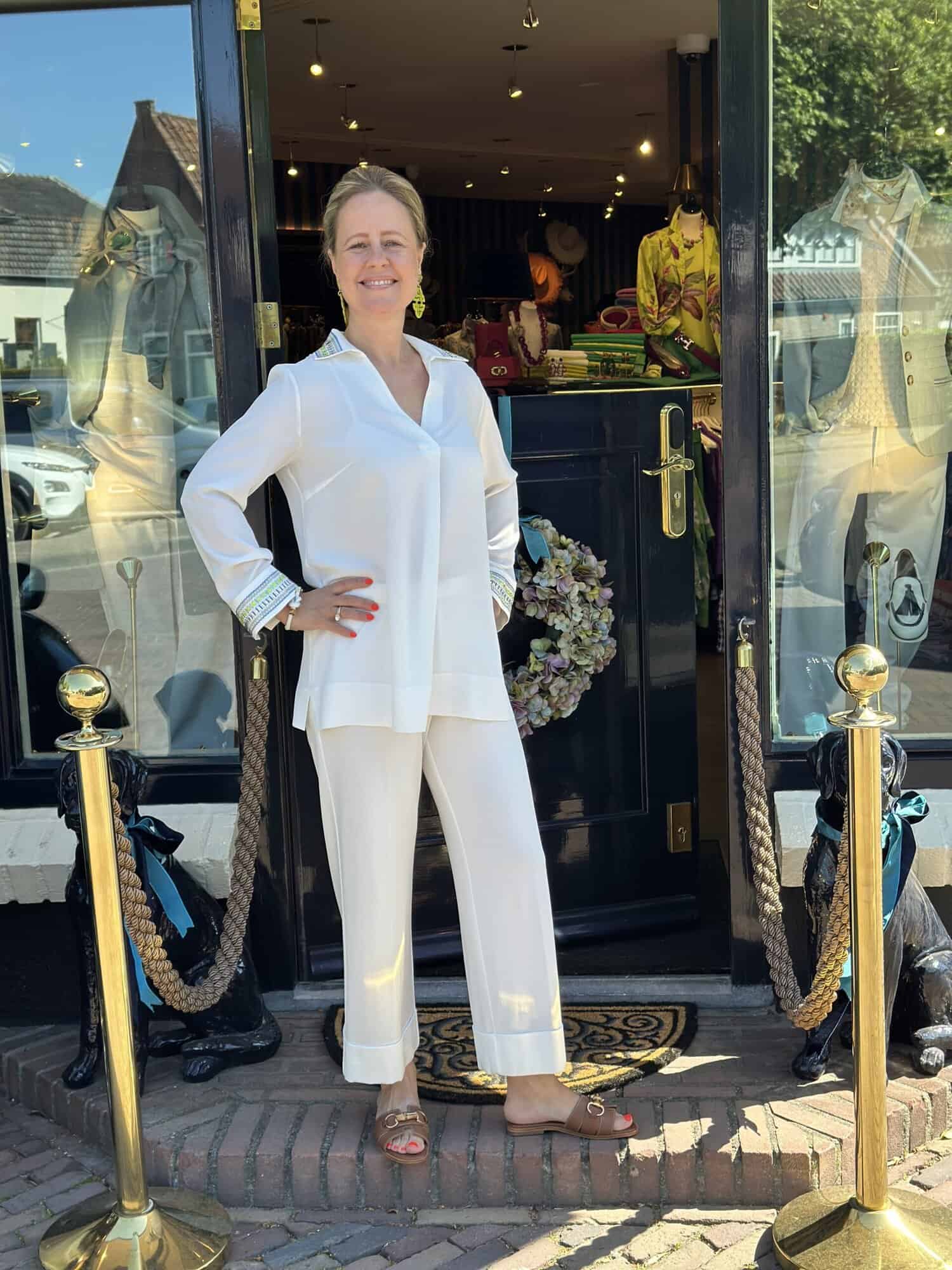 Marinde In Een Wit Oudfit