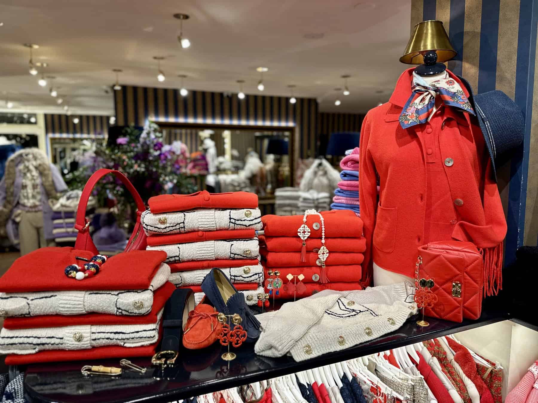 Rood Sem Per Lei Vest sem per lei is verkrijgbaar bij modici laren en ook in grote maten verkrijgbaar