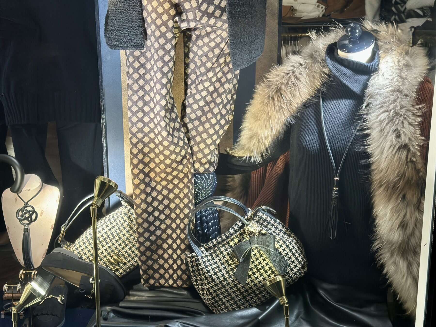 Grote stoffen stoffen tas met zwart en wit ruitpatroon en strikdetail.