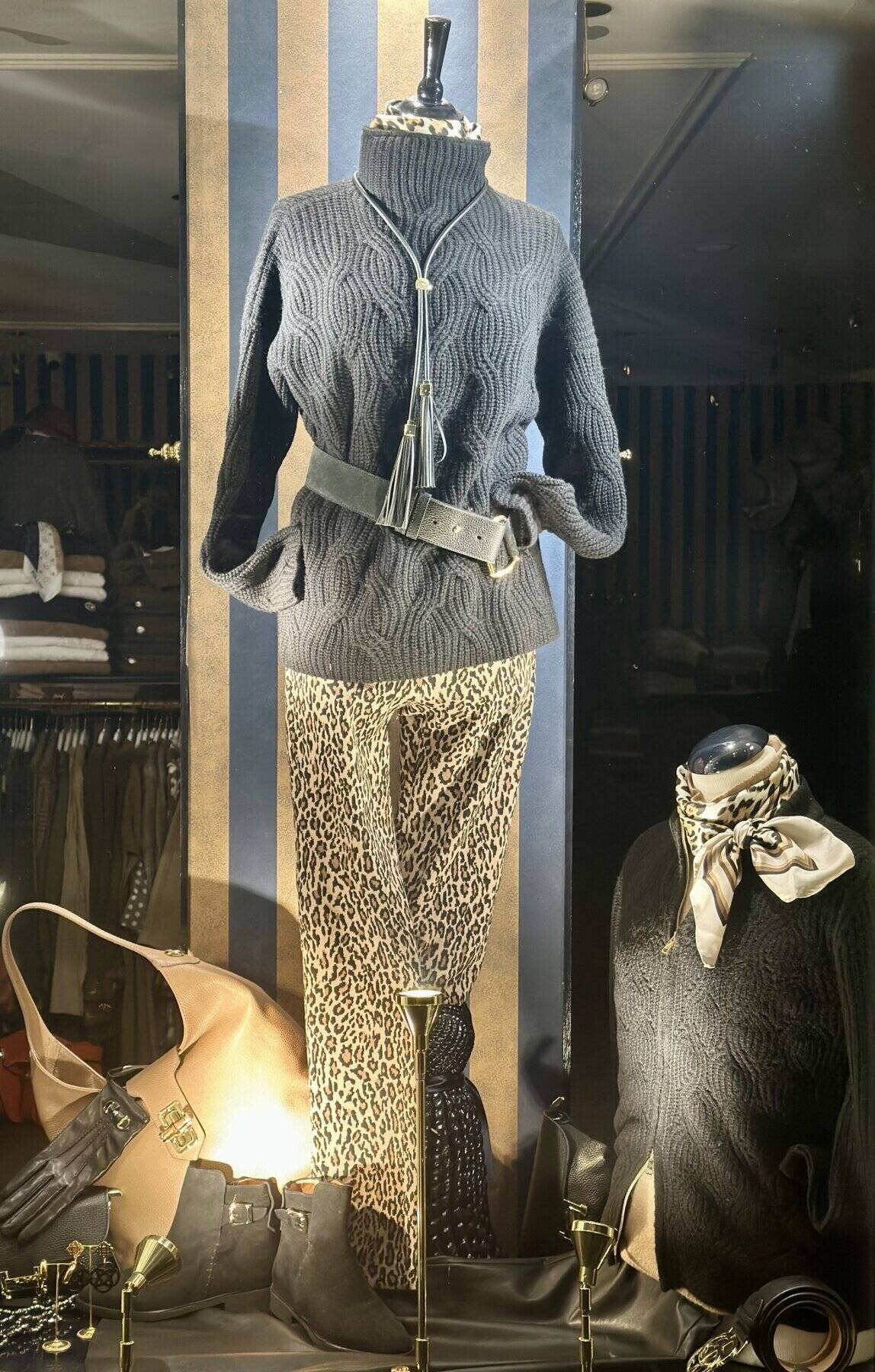 Set met modieuze kleding en accessoires voor vrouwen met aardetinten en dierenprint, perfect voor een stijlvolle look.