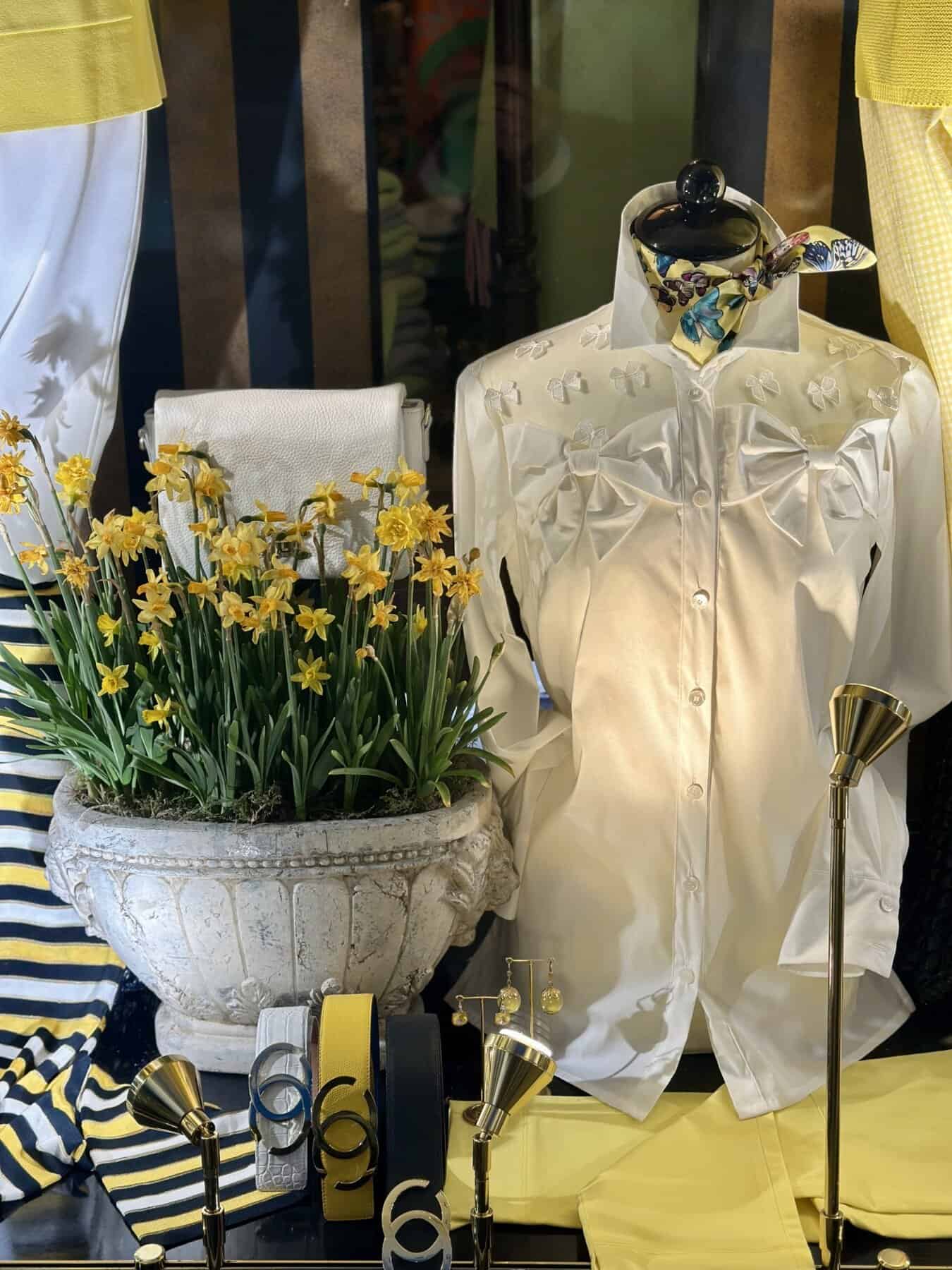 Witte Bloes Met Strikjes